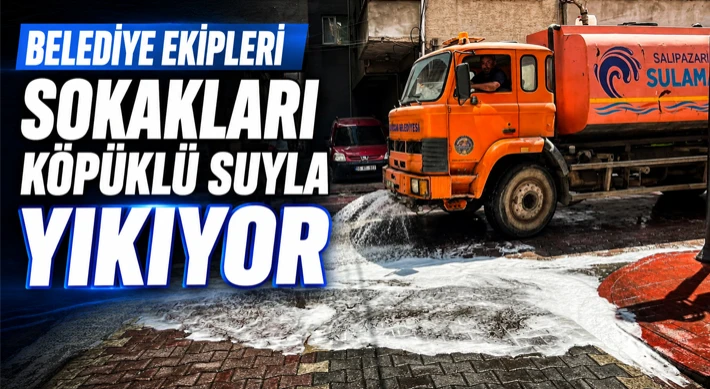 Belediye Ekipleri Sokakları Köpüklü Suyla Yıkıyor