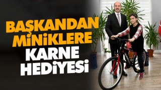 Başkandan Miniklere Karne Hediyesi