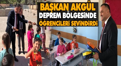Başkan Akgül Deprem Bölgesinde Öğrencileri Sevindirdi