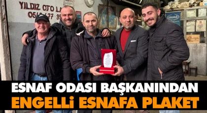 Esnaf Odası Başkanından Engelli Esnafa Plaket